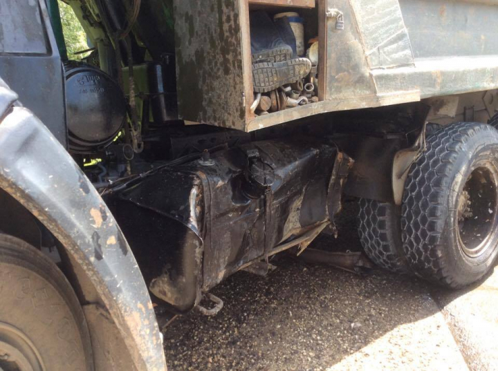 ACCIDENT VIOLENT  în satul Ratuș, intre un microbuz și un camion. Salvarea ”a uitat” răniții pe stradă(GALERIE FOTO)