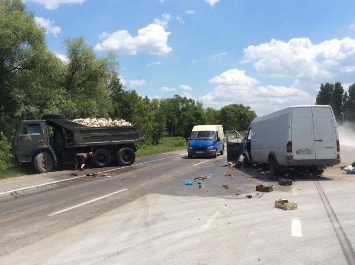 ACCIDENT VIOLENT  în satul Ratuș, intre un microbuz și un camion. Salvarea ”a uitat” răniții pe stradă(GALERIE FOTO)