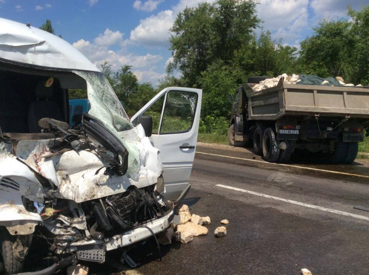 ACCIDENT VIOLENT  în satul Ratuș, intre un microbuz și un camion. Salvarea ”a uitat” răniții pe stradă(GALERIE FOTO)