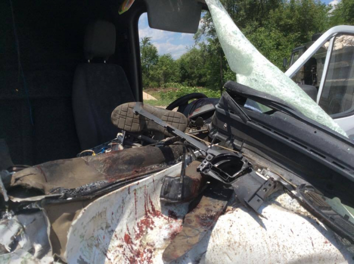 ACCIDENT VIOLENT  în satul Ratuș, intre un microbuz și un camion. Salvarea ”a uitat” răniții pe stradă(GALERIE FOTO)