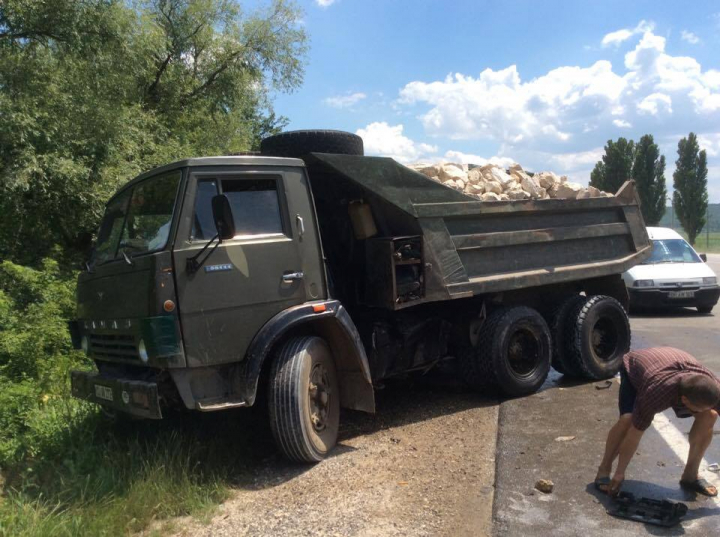 ACCIDENT VIOLENT  în satul Ratuș, intre un microbuz și un camion. Salvarea ”a uitat” răniții pe stradă(GALERIE FOTO)