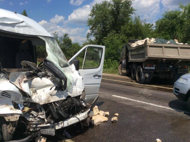 ACCIDENT VIOLENT  în satul Ratuș, intre un microbuz și un camion. Salvarea ”a uitat” răniții pe stradă(GALERIE FOTO)