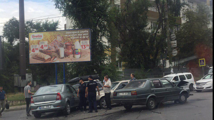 ACCIDENT rutier în Capitală. Trei maşini s-au ciocnit violent (FOTO/VIDEO)