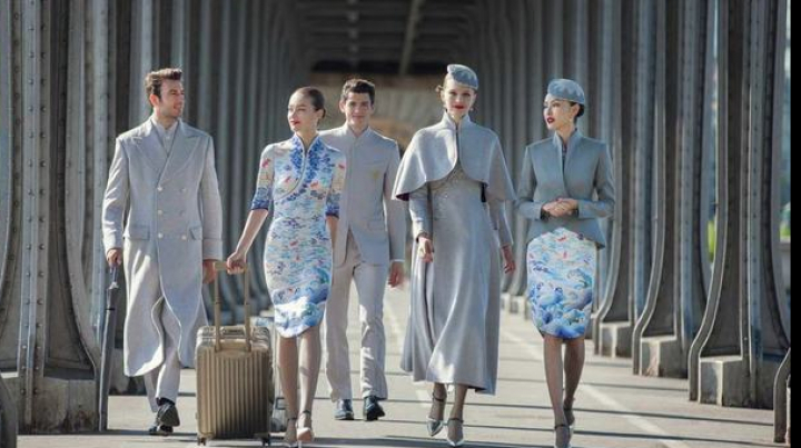 Luate direct de pe podiumurile de modă: O companie aviatică din China îşi îmbracă stewardesele în creaţii haute couture (FOTO)