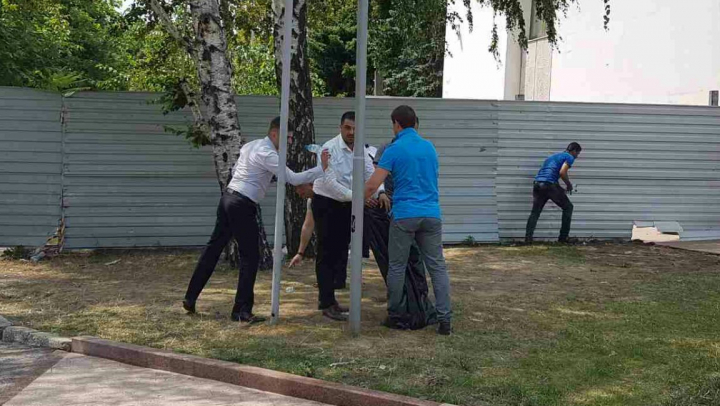 DOVADĂ DE CIVILIZAŢIE! Oamenii prezenţi la miting AU FĂCUT CURĂŢENIE în faţa Parlamentului (FOTO)