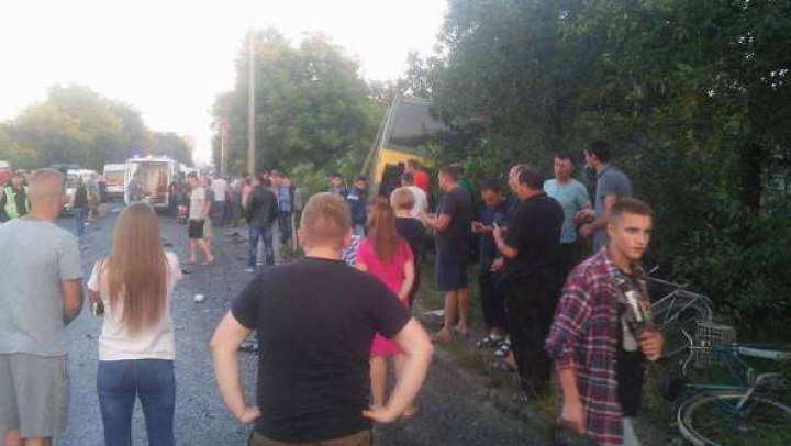 Un autobuz cu moldoveni, implicat într-un GRAV ACCIDENT în Cernăuţi: SUNT RĂNIŢI