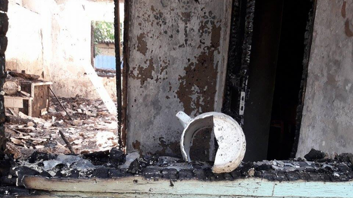 Casă nimicită de foc. Tot ce au agonisit o viaţă a dispărut în doar câteva minute (GALERIE FOTO)