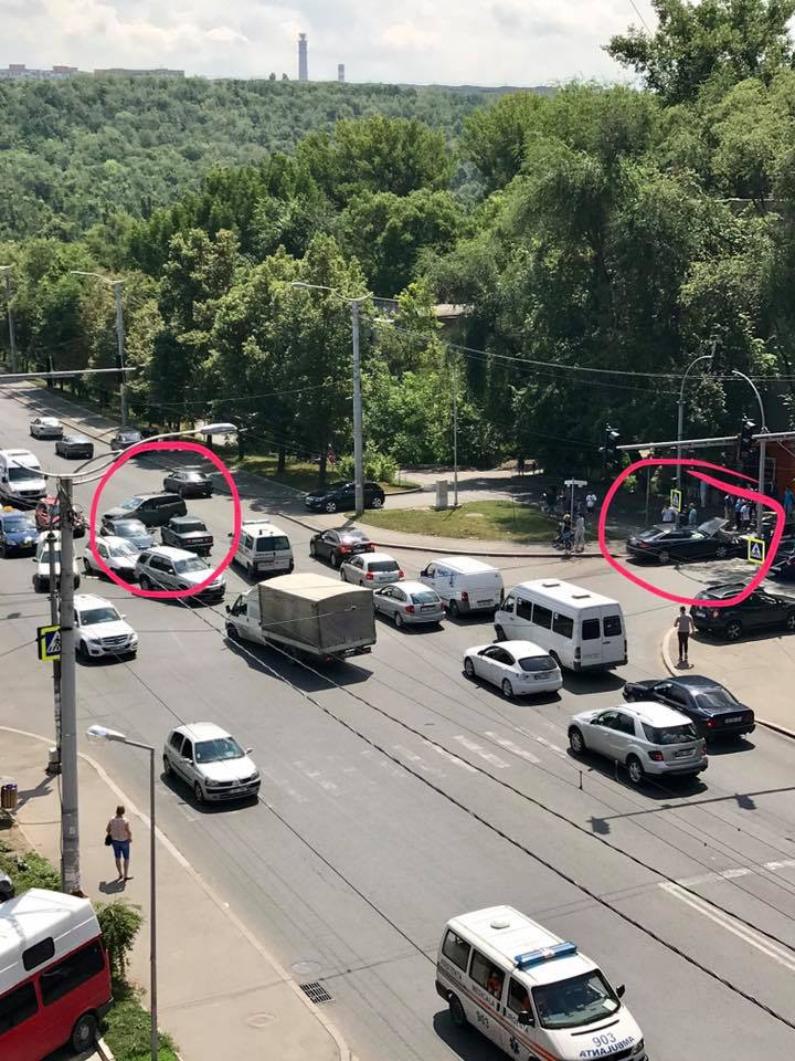 Accident GRAV în Capitală: O mașină a rămas fără una dintre ușile laterale (FOTO)