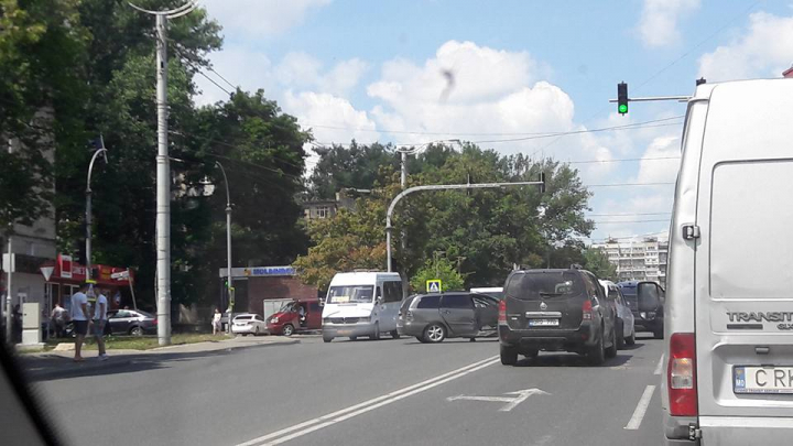 Accident GRAV în Capitală: O mașină a rămas fără una dintre ușile laterale (FOTO)