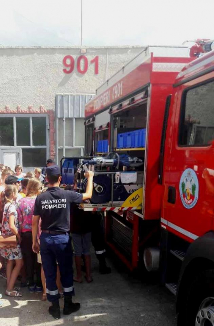 Centrul Comunitar din Anenii Noi, gazda pompierilor. Copiii învață cum să reacționeze în timpul incendiilor și la scăldat (FOTO)