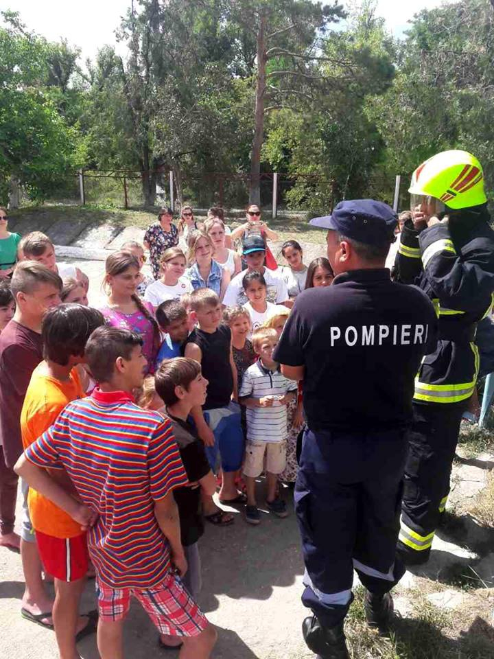 Centrul Comunitar din Anenii Noi, gazda pompierilor. Copiii învață cum să reacționeze în timpul incendiilor și la scăldat (FOTO)