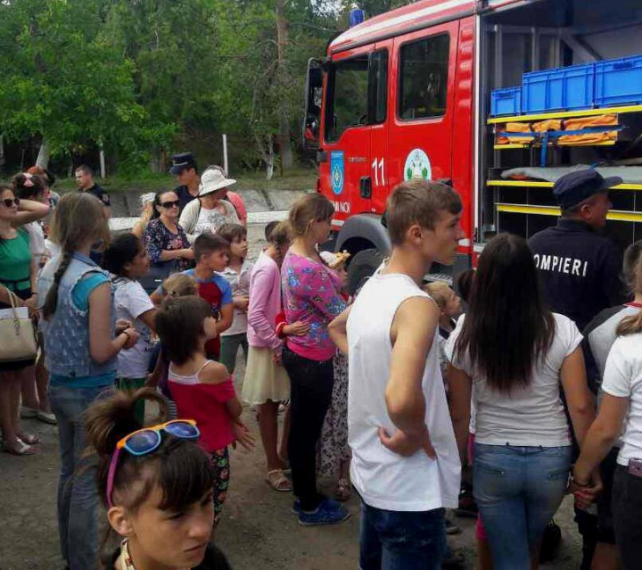 Centrul Comunitar din Anenii Noi, gazda pompierilor. Copiii învață cum să reacționeze în timpul incendiilor și la scăldat (FOTO)