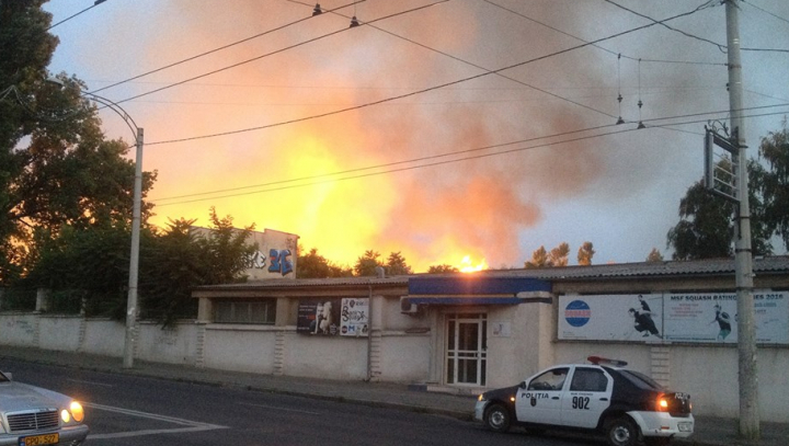 INCENDIU PUTERNIC pe Stadionul Republican din Capitală (FOTO/VIDEO)