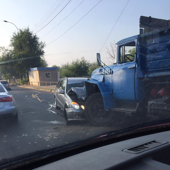 ACCIDENT în sectorul Botanica al Capitalei. O mașină făcută zob după ce s-a lovit cu un camion