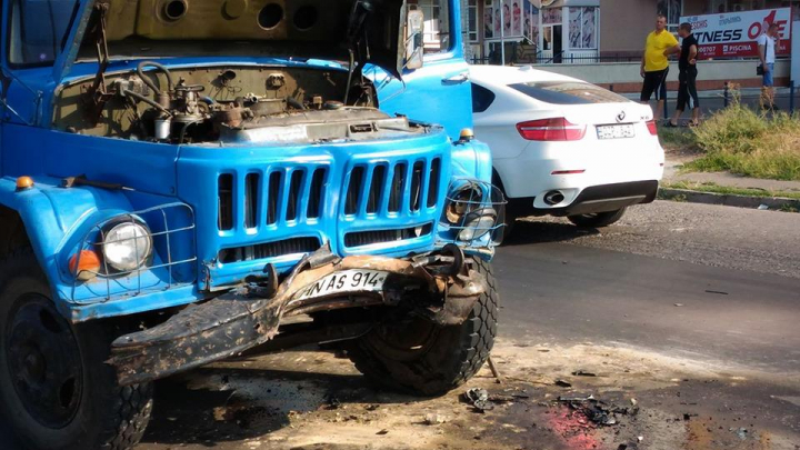 ACCIDENT în sectorul Botanica al Capitalei. O mașină făcută zob după ce s-a lovit cu un camion