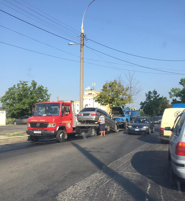 ACCIDENT în sectorul Botanica al Capitalei. O mașină făcută zob după ce s-a lovit cu un camion