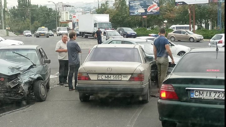 ACCIDENT rutier în Capitală. Trei maşini s-au ciocnit violent (FOTO/VIDEO)