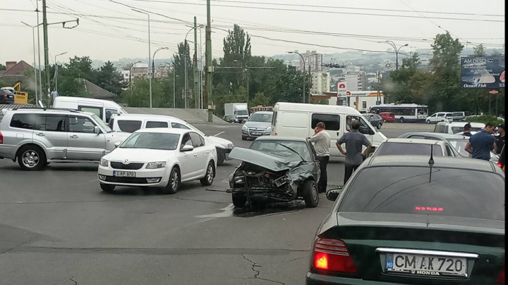 ACCIDENT rutier în Capitală. Trei maşini s-au ciocnit violent (FOTO/VIDEO)