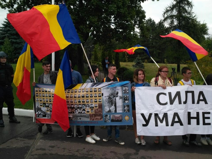 Dmitrii Rogozin primit cu PROTESTE pe aeroportul din Chișinău (FOTO)