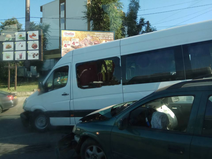 Grav accident în Capitală cu implicarea unui microbuz cu pasageri (FOTO)