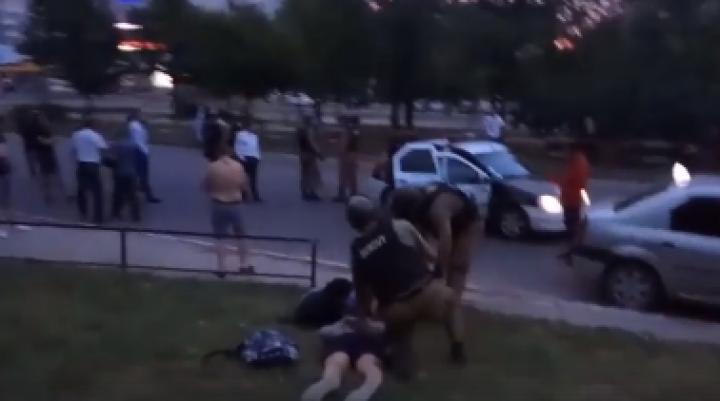 Scandal monstru cu înjurături şi violenţă în Capitală: Şapte tineri, aduși la poliție (VIDEO)