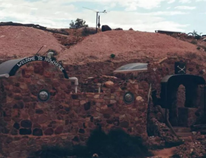  Au ajuns într-un oraş părăsit,din Australia. Au intrat într-o peşteră şi surpriză! Cine trăia acolo (FOTO)