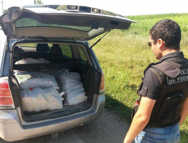 Un şofer, oprit în apropiere de satul Cotiujeni. Ce vroia să transporte ilegal în Ucraina (FOTO)