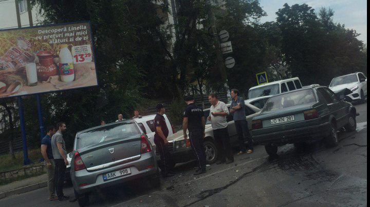 ACCIDENT rutier în Capitală. Trei maşini s-au ciocnit violent (FOTO/VIDEO)