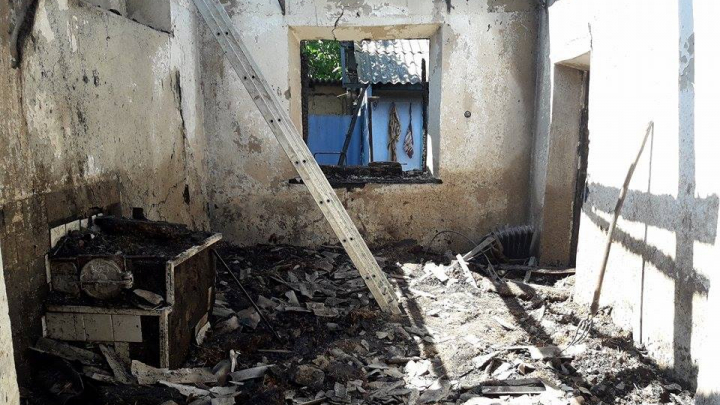 Casă nimicită de foc. Tot ce au agonisit o viaţă a dispărut în doar câteva minute (GALERIE FOTO)