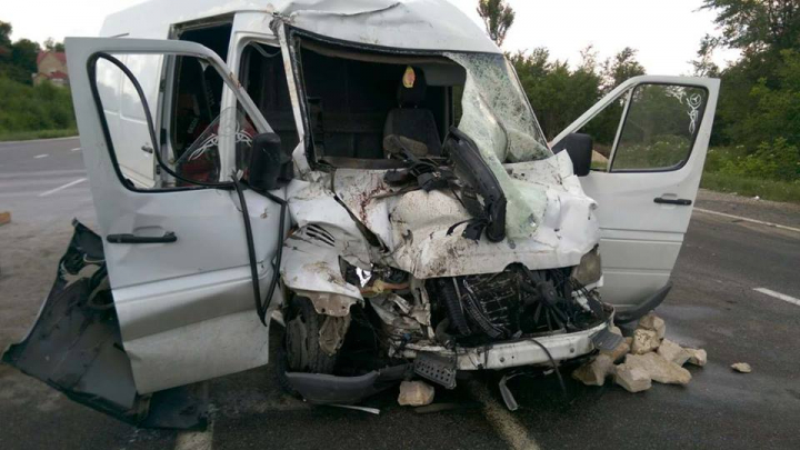 ACCIDENT VIOLENT  în satul Ratuș, intre un microbuz și un camion. Salvarea ”a uitat” răniții pe stradă(GALERIE FOTO)