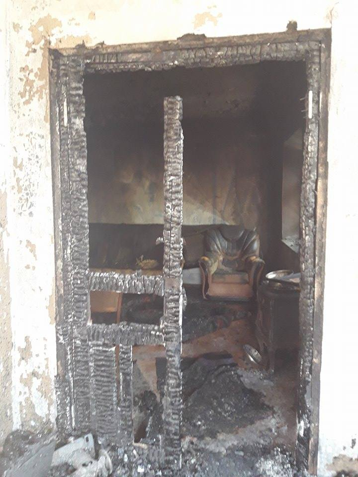 Casă nimicită de foc. Tot ce au agonisit o viaţă a dispărut în doar câteva minute (GALERIE FOTO)