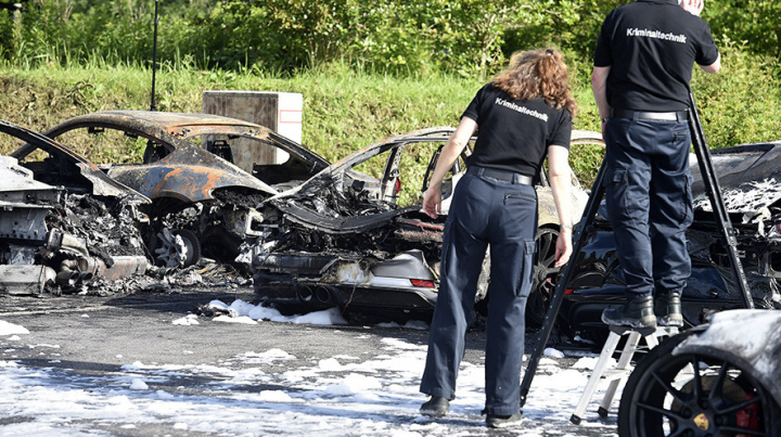 Incendiu de lux! Zece maşini Porsche au fost făcute scrum într-o parcare (FOTO/VIDEO)