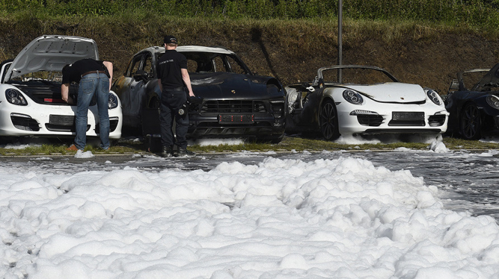 Incendiu de lux! Zece maşini Porsche au fost făcute scrum într-o parcare (FOTO/VIDEO)