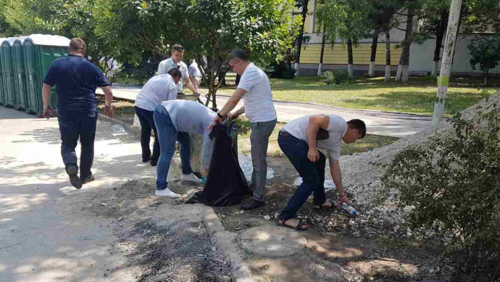 DOVADĂ DE CIVILIZAŢIE! Oamenii prezenţi la miting AU FĂCUT CURĂŢENIE în faţa Parlamentului (FOTO)