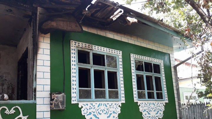 Casă nimicită de foc. Tot ce au agonisit o viaţă a dispărut în doar câteva minute (GALERIE FOTO)