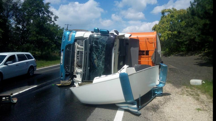 GRAV ACCIDENT în satul Ciucur-Mingir. Un camion încărcat s-a răsturnat (GALERIE FOTO)