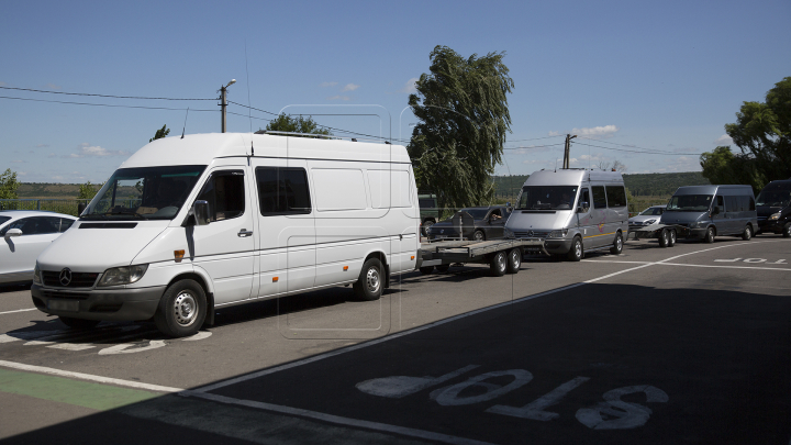 Transportatori ilegali, prinşi la vamă. Unii șoferi nu indică în documente destinația reală a călătorilor (FOTO)