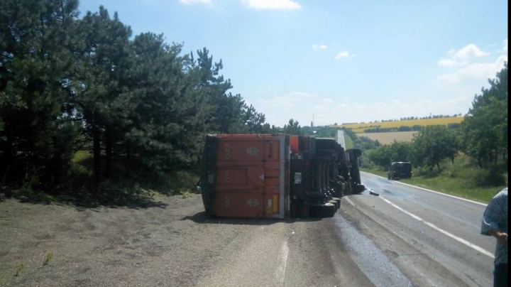 GRAV ACCIDENT în satul Ciucur-Mingir. Un camion încărcat s-a răsturnat (GALERIE FOTO)