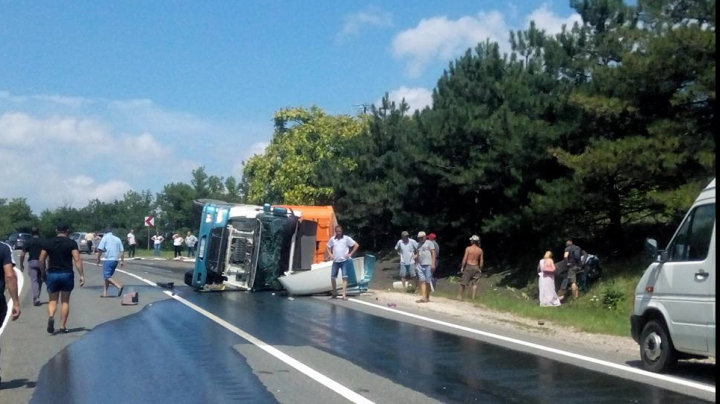 GRAV ACCIDENT în satul Ciucur-Mingir. Un camion încărcat s-a răsturnat (GALERIE FOTO)