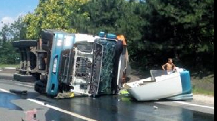 GRAV ACCIDENT în satul Ciucur-Mingir. Un camion încărcat s-a răsturnat (GALERIE FOTO)