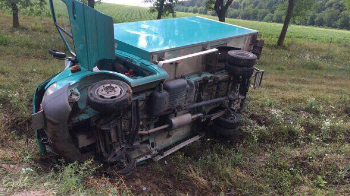 ACCIDENT în raionul Edineţ. Un autocamion s-a răsturnat în şanţ, după ce şoferul a adormit la volan (FOTO) 