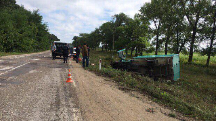 ACCIDENT în raionul Edineţ. Un autocamion s-a răsturnat în şanţ, după ce şoferul a adormit la volan (FOTO) 