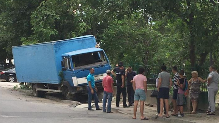 Un pieton a fost lovit de un camion pe strada Cornului din Capitală (FOTO)