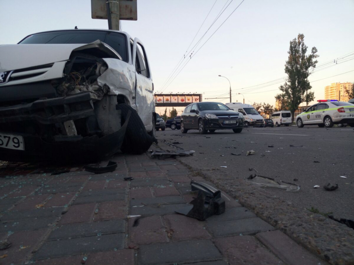 ACCIDENT GRAV în Chișinău! Cinci mașini au fost avariate în sectorul Centru al Capitalei