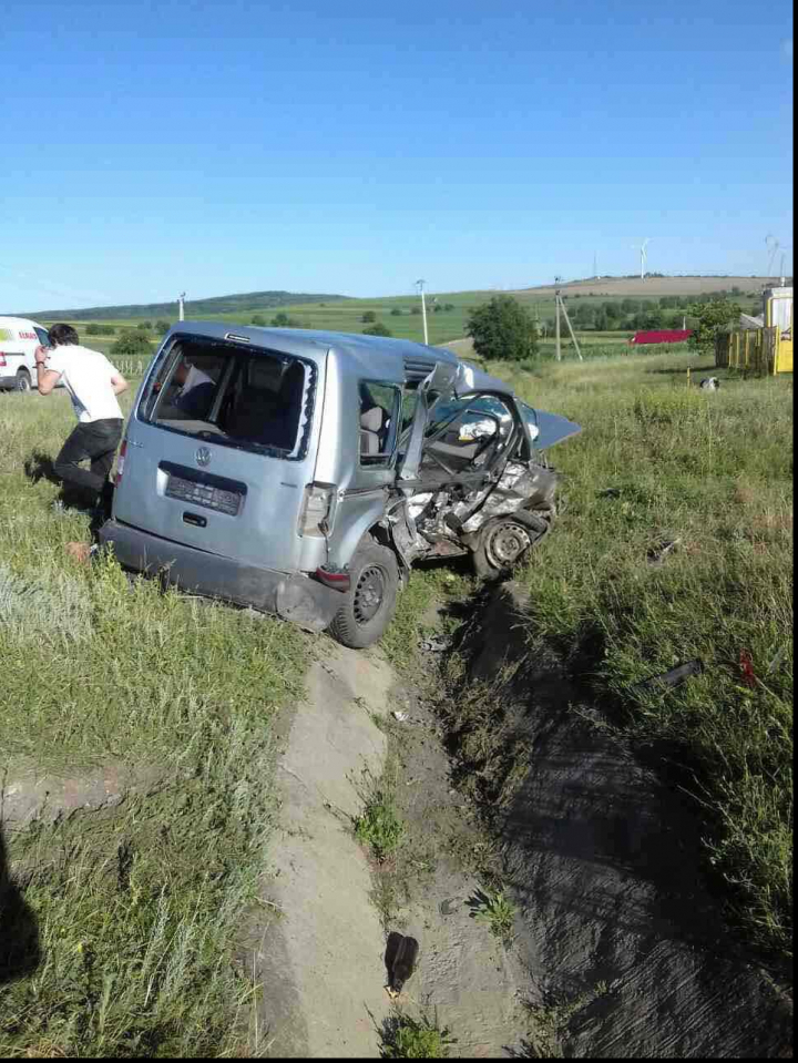 Accident rutier pe traseul M-5: Trei persoane rănite (FOTO)