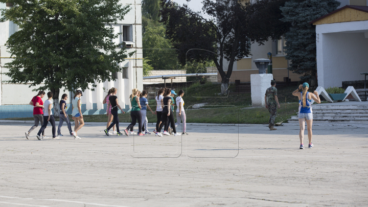 Viitorii studenţi ai Academiei Militare, printre care şi domnişoare, au susţinut testele la pregătirea fizică (FOTO)