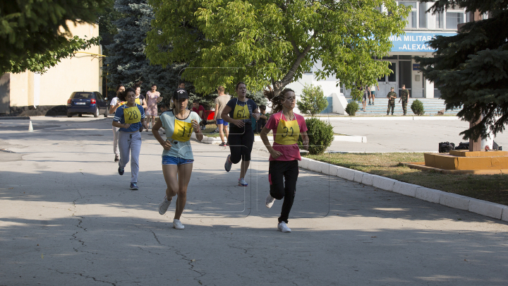 Viitorii studenţi ai Academiei Militare, printre care şi domnişoare, au susţinut testele la pregătirea fizică (FOTO)