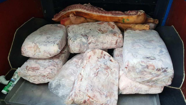 Carne de porc transportată în CONDIŢII ANTISANITARE. Şoferul nu a putut explica de unde provine marfa