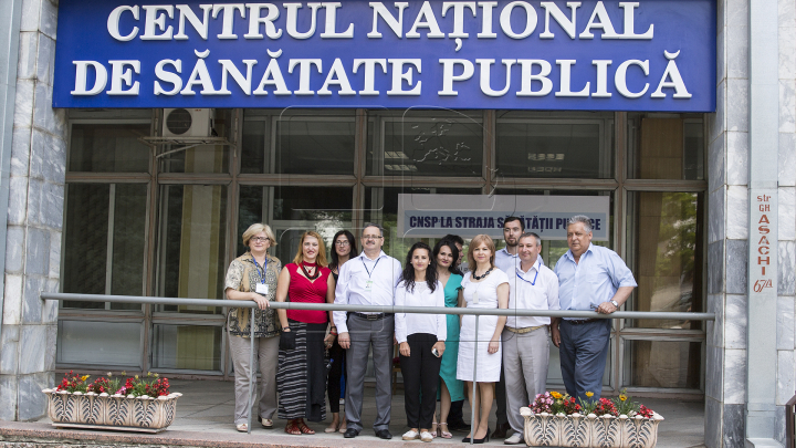 Cum arată o zi de lucru la Centrul Naţional de Sănătate Publică (FOTOREPORT)