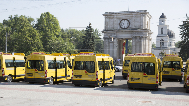 96 de microbuze școlare donate de România pentru satele din Moldova. Imagini din dronă cu PMAN plină de mașini 